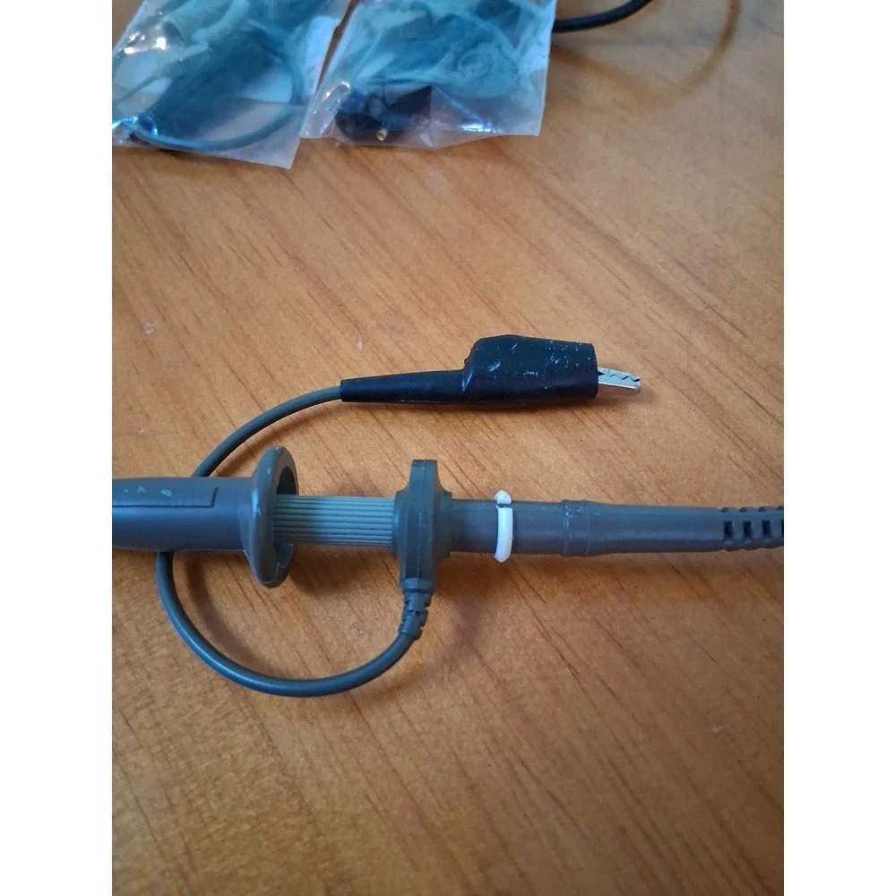 Passive oscilloscope probe from Tektronix Tek P6138.